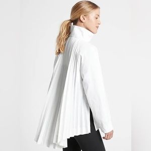 EUC! Women’s White Athleta Sojourn Top with back pleats.  Size Small